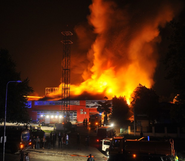 ВАТРЕНА СТИХИЈА ГУТАЛА СВЕ ПРЕД СОБОМ: Гореле две фабрике код Пупиновог моста, 62 ватрогасаца са 20 возила покушавало да угаси пожар, становници евакуисани (ВИДЕО / ФОТО)